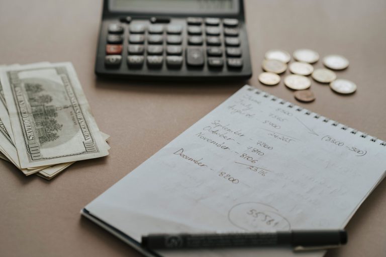 Épargner avec un petit budget : la méthode qui tient dans la durée